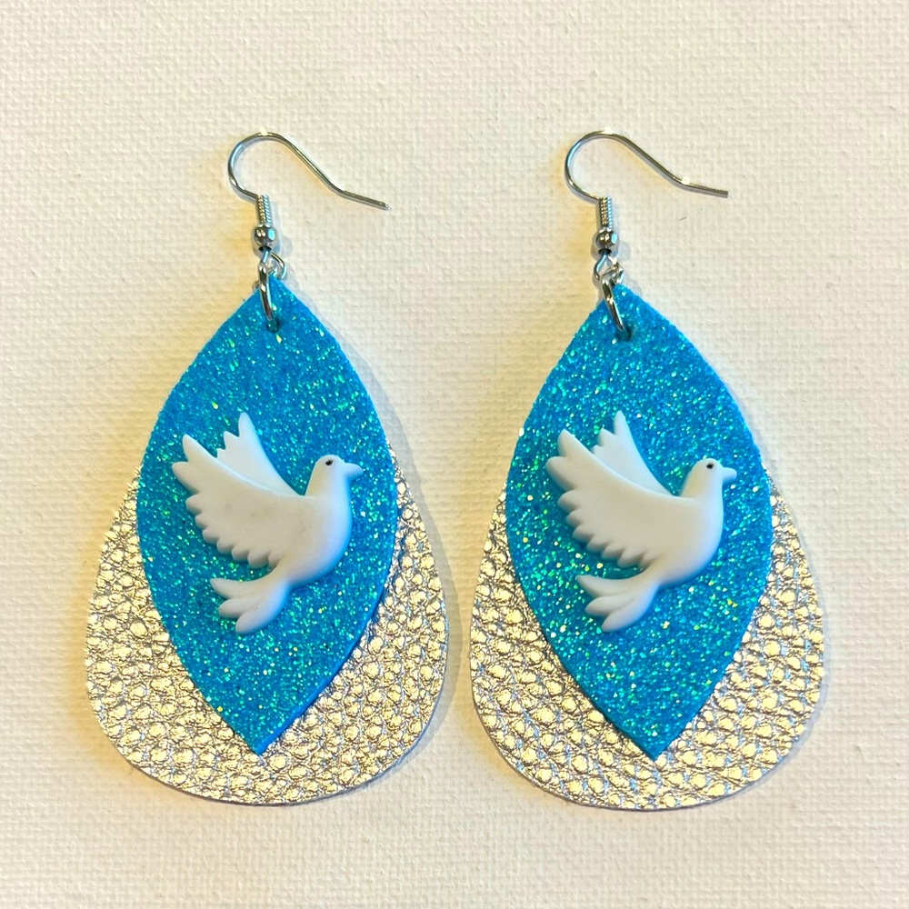 🌻 🎉Host Pick🎉 White Dove 🕊️ bird faux leather earrings
